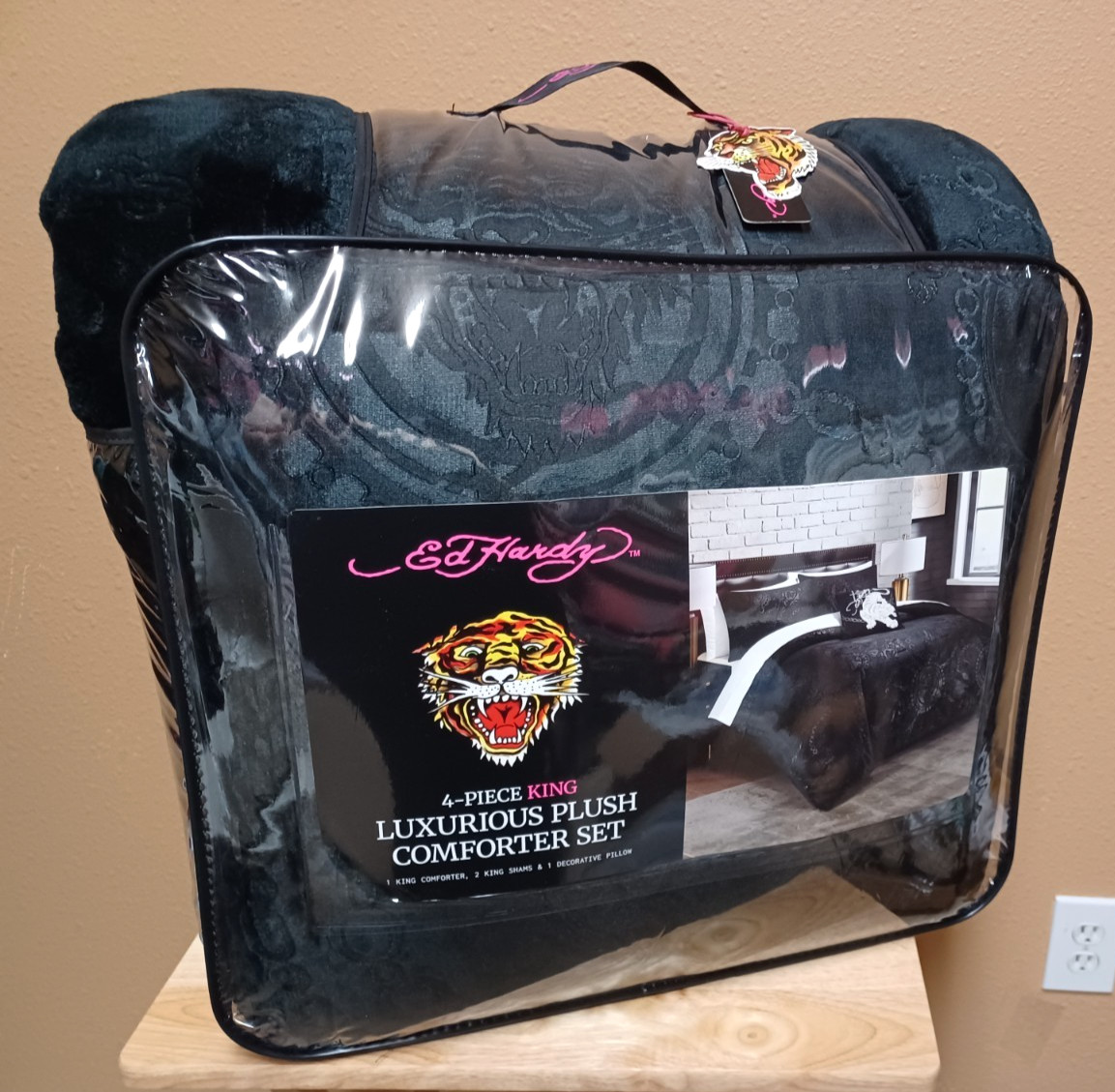 Ed Hardy Black Tigers&Tattoo Embossed Plush 4pc KING Comforter Set w/Pillow