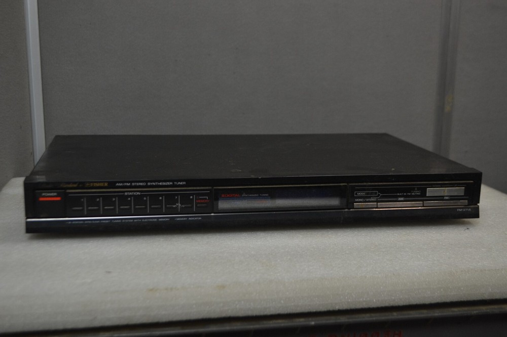 Fisher AM/FM Synthisizer - Tuner Model FM-271A Tested / Working