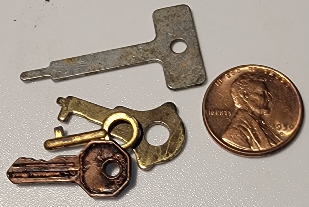 4 VERY SMALL KEYS L1580