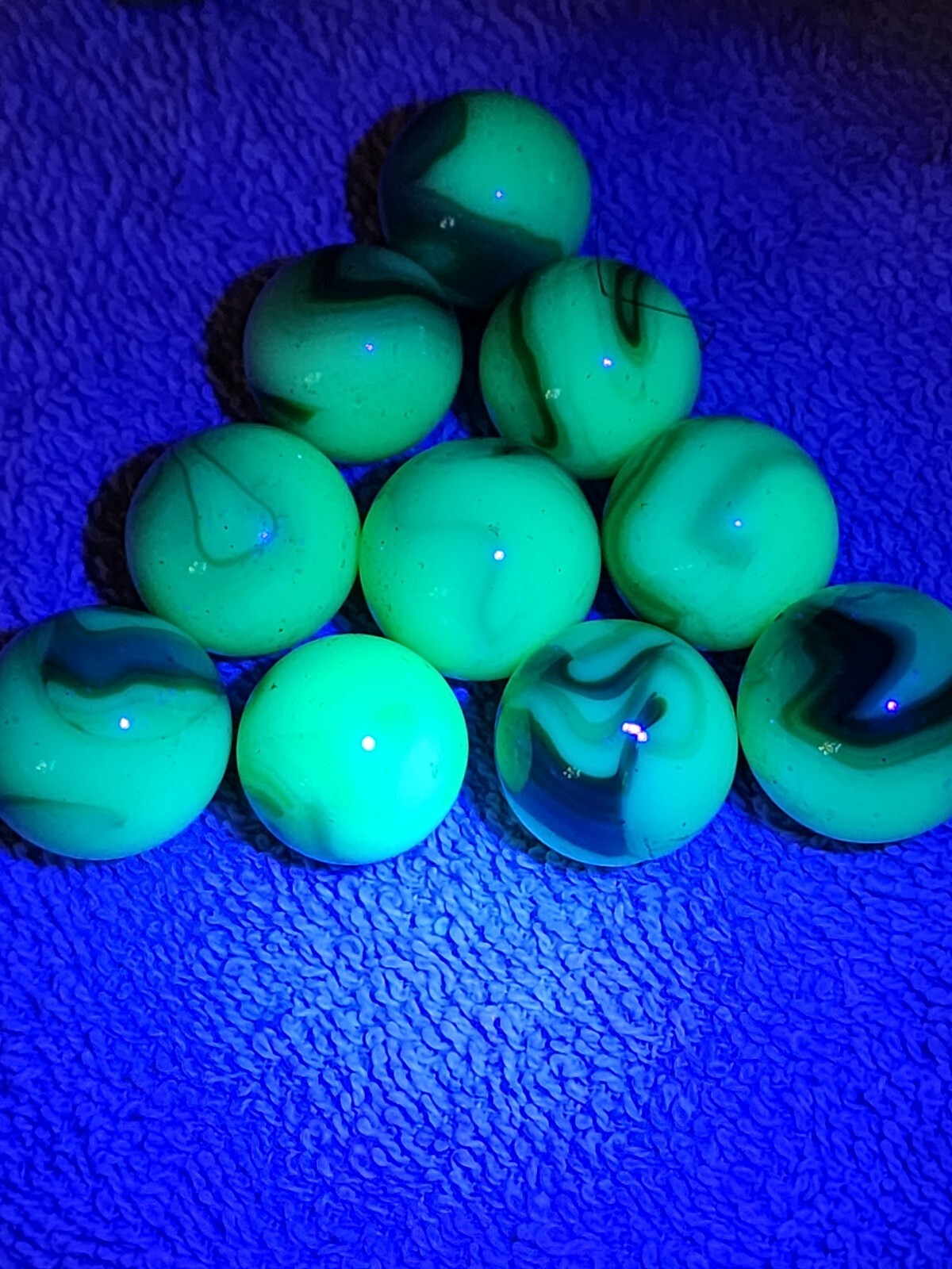 10  UV  REACTIVE JABO HARD TO FIND FENTON GLASS  3/4" MARBLES $19.99 POSTPAID. A