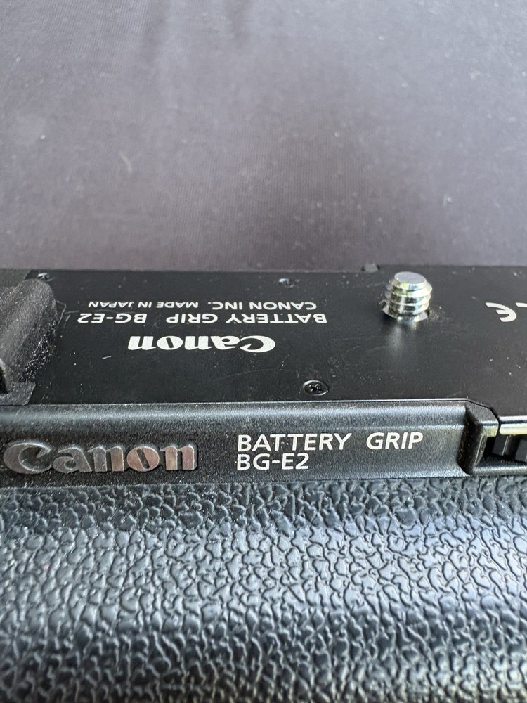 Canon BG-E7 Battery Grip ( missing battery compartment)