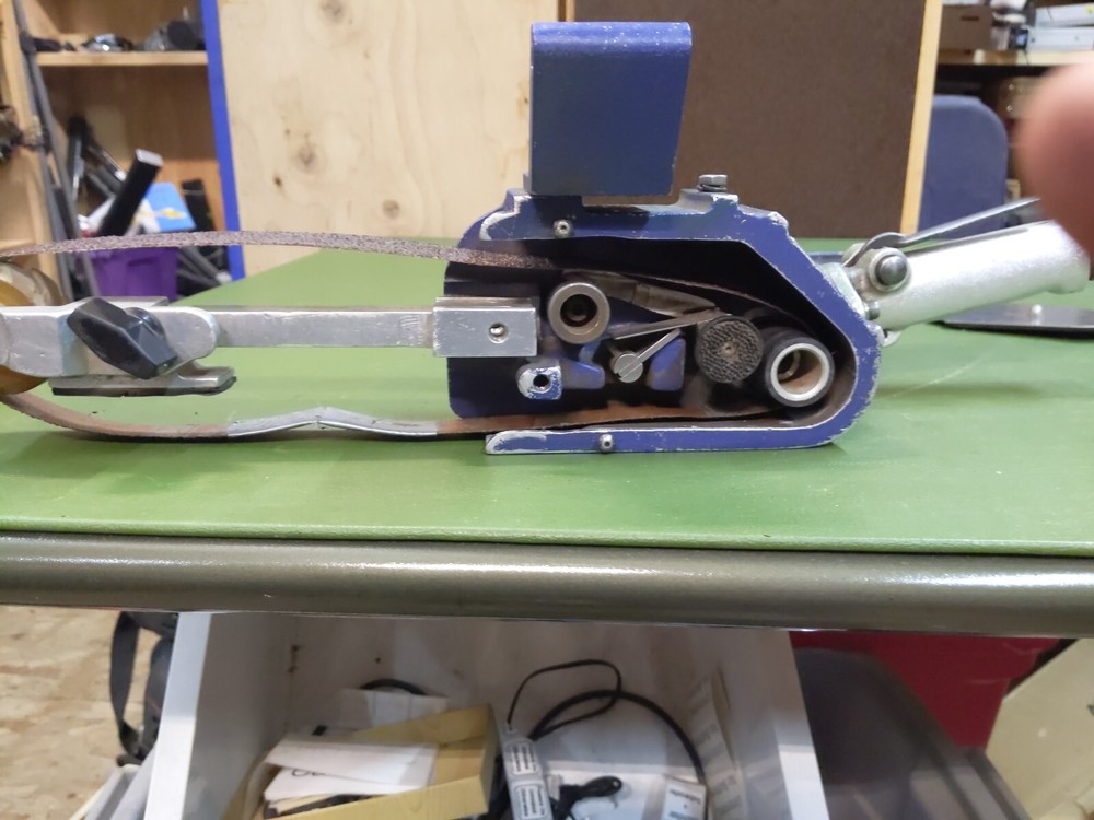 Dynabrade 11486 Dynabelter Belt Sander & Accessories *TESTED/WORKING*