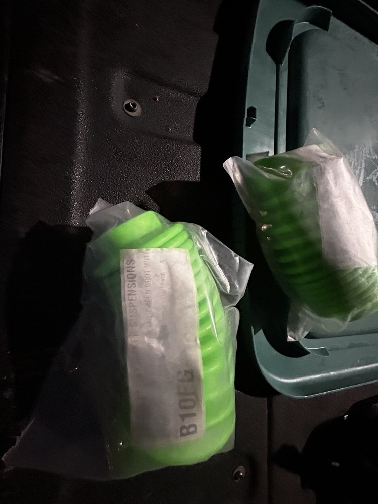 2 Two Skyjacker Boots B10FG