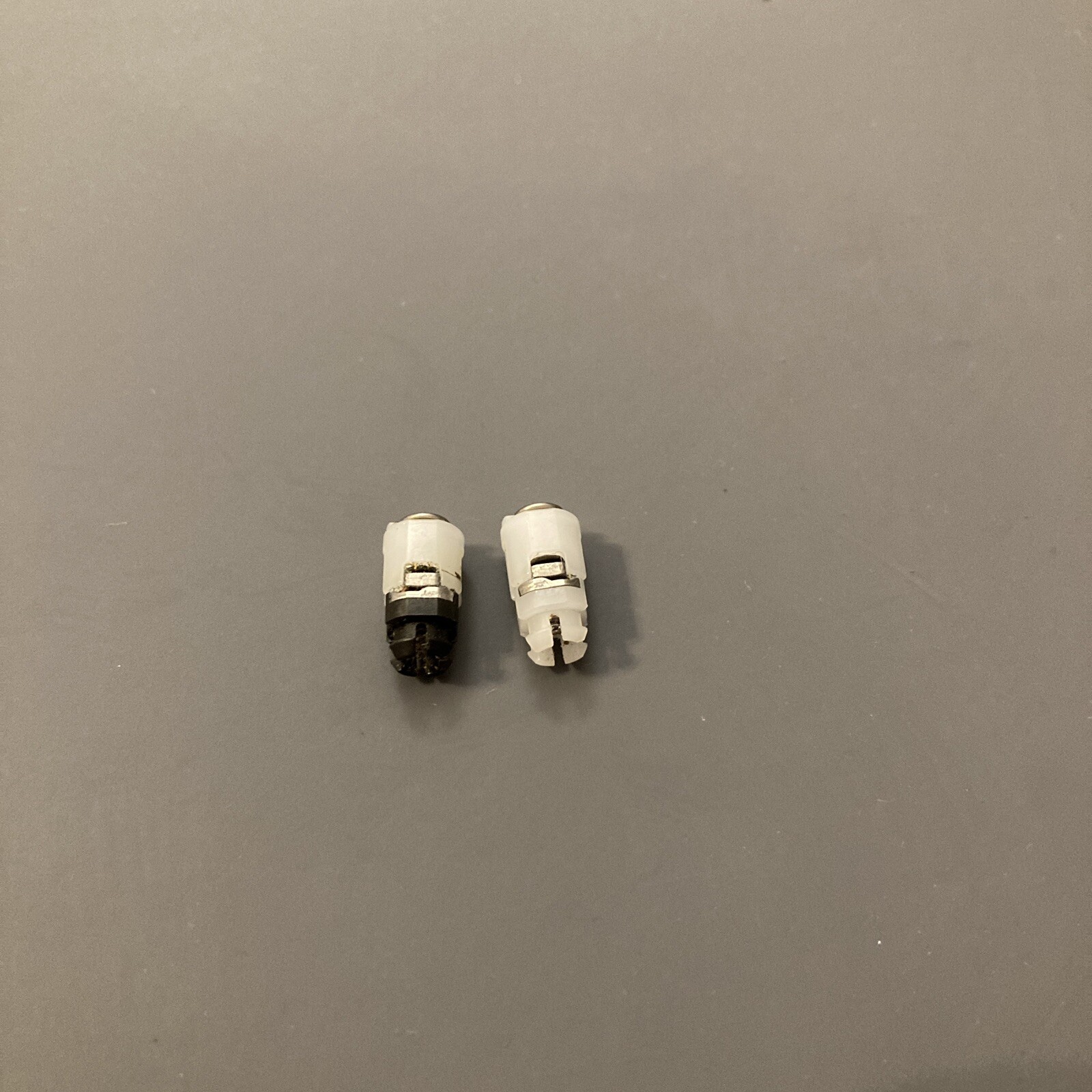 Nintendo Gameboy Advance GBA SP OEM Authentic Set Of Replacement Hinges L & R