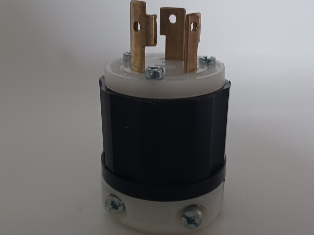 Leviton 2611, 2 Pole 3 Wire Grounding Locking Plug