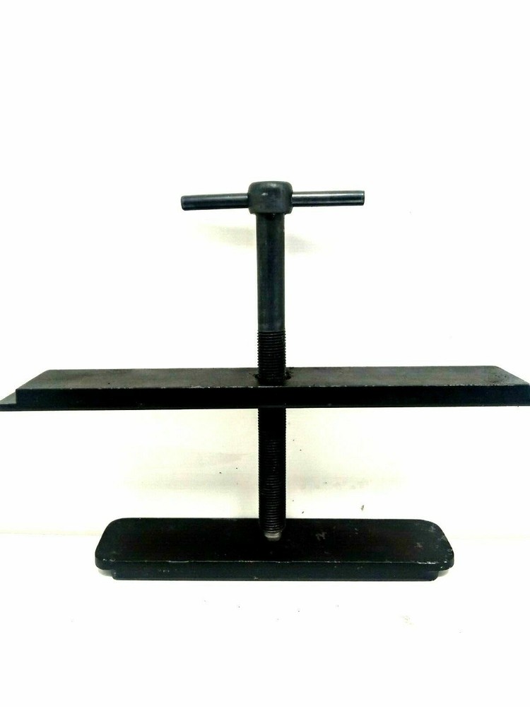 .A e4od 4r100 transmission tool overdrive spring compressor tool