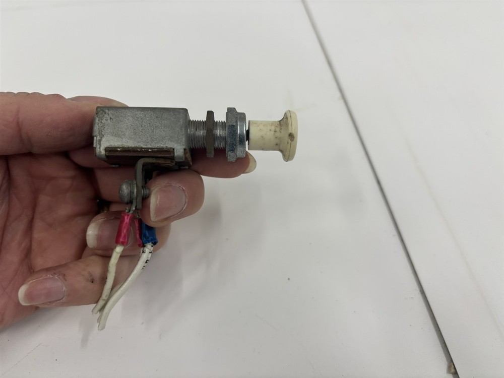 66 Cessna 150 F NAV Navigation Light Push Pull Switch 0713026-4
