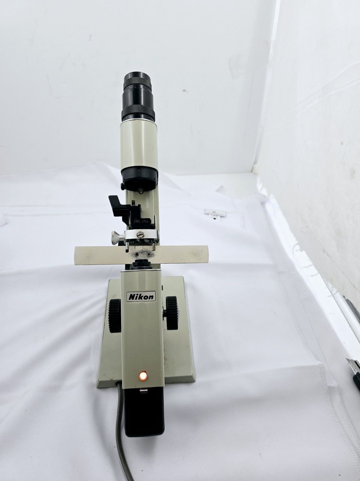 Nikon Lensometer POWERS ON. MISSING PIECES?