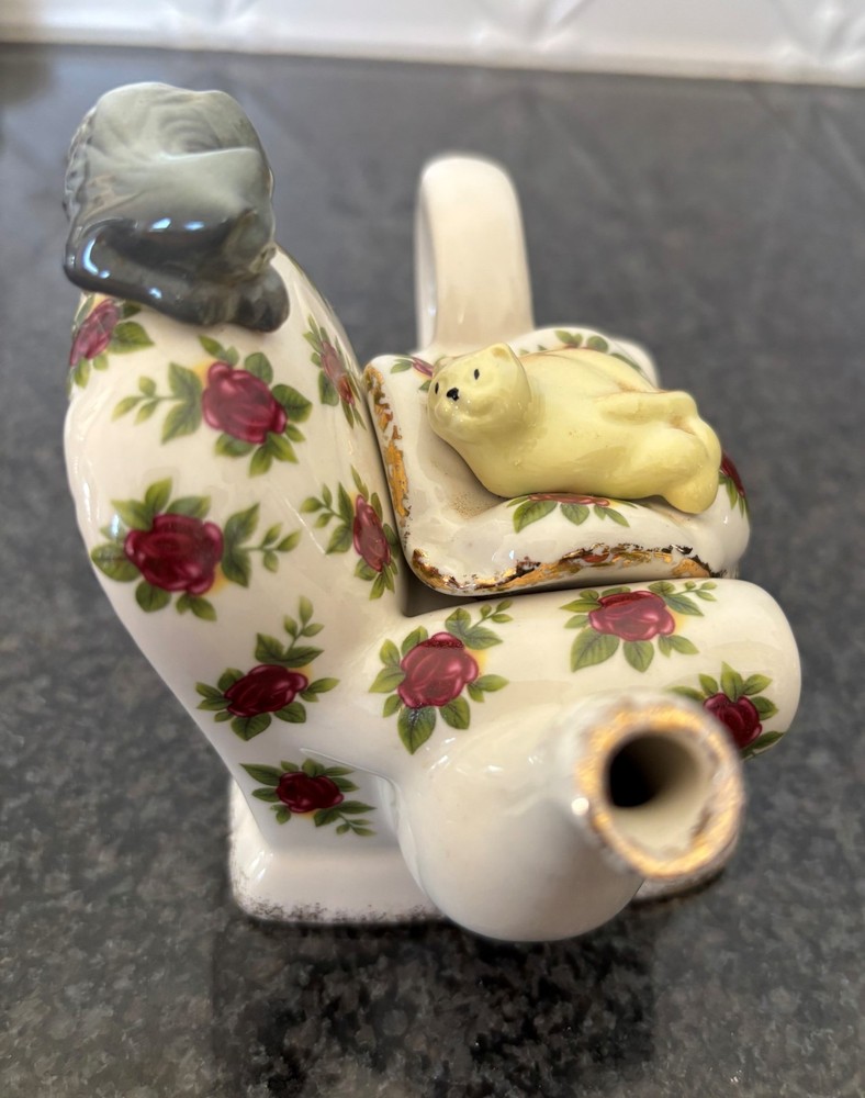 Royal Albert Miniature Tea Pot, Two Cats Playing