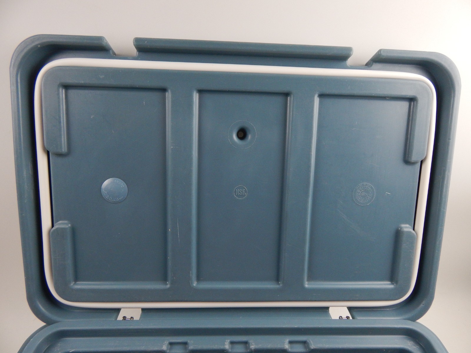 Cambro 160MPC Camcarrier Fits Full Sized Food Pans w/ Good Seal - Blue