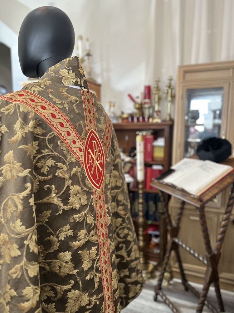 GOLD VESTMENT CHASUBLE & STOLE 3