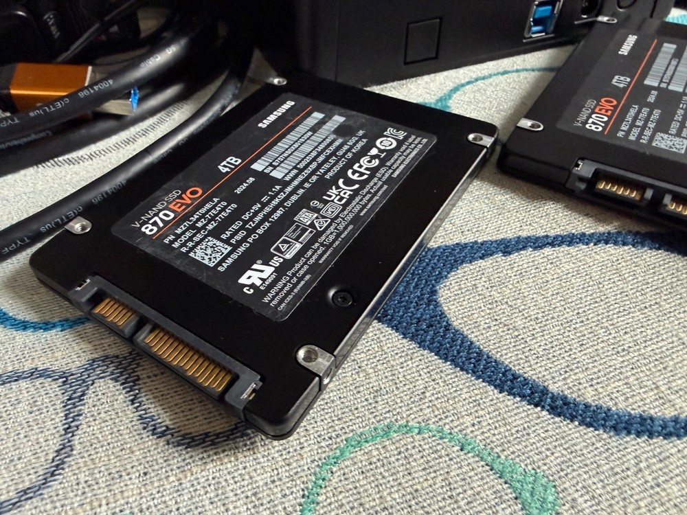 Blackmagic Design HyperDeck Studio Pro 4K UHD & 2 Samsung 870 EVO SSD's