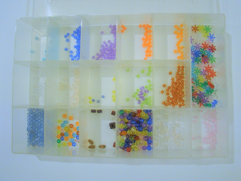 UNIEK: Plastic 17 Compartment Storage Container - Includes assorted small beads