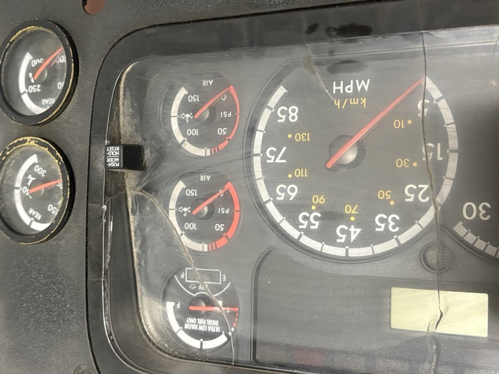 2015-2016 Freightliner CASCADIA Speedometer Instrument Cluster - Used