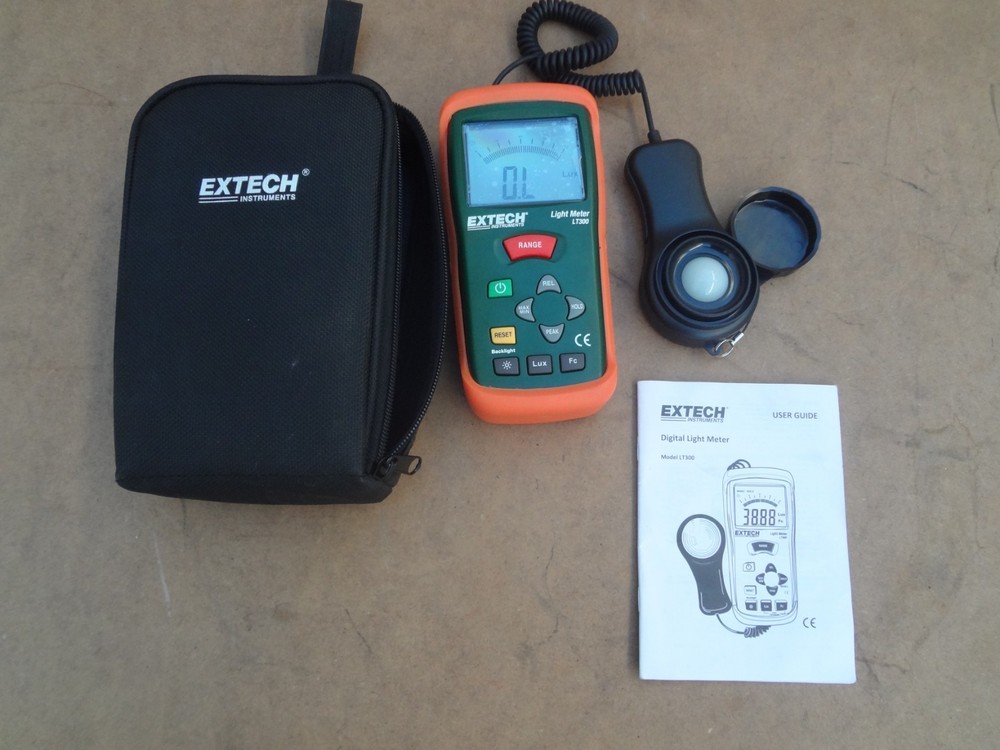 EXTECH LT300 DIGITAL LIGHT METER  w/ Case