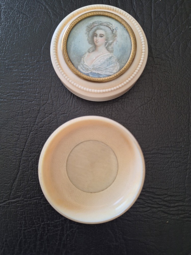 ANTIQUE 19TH CENTURY SNUFF BOX