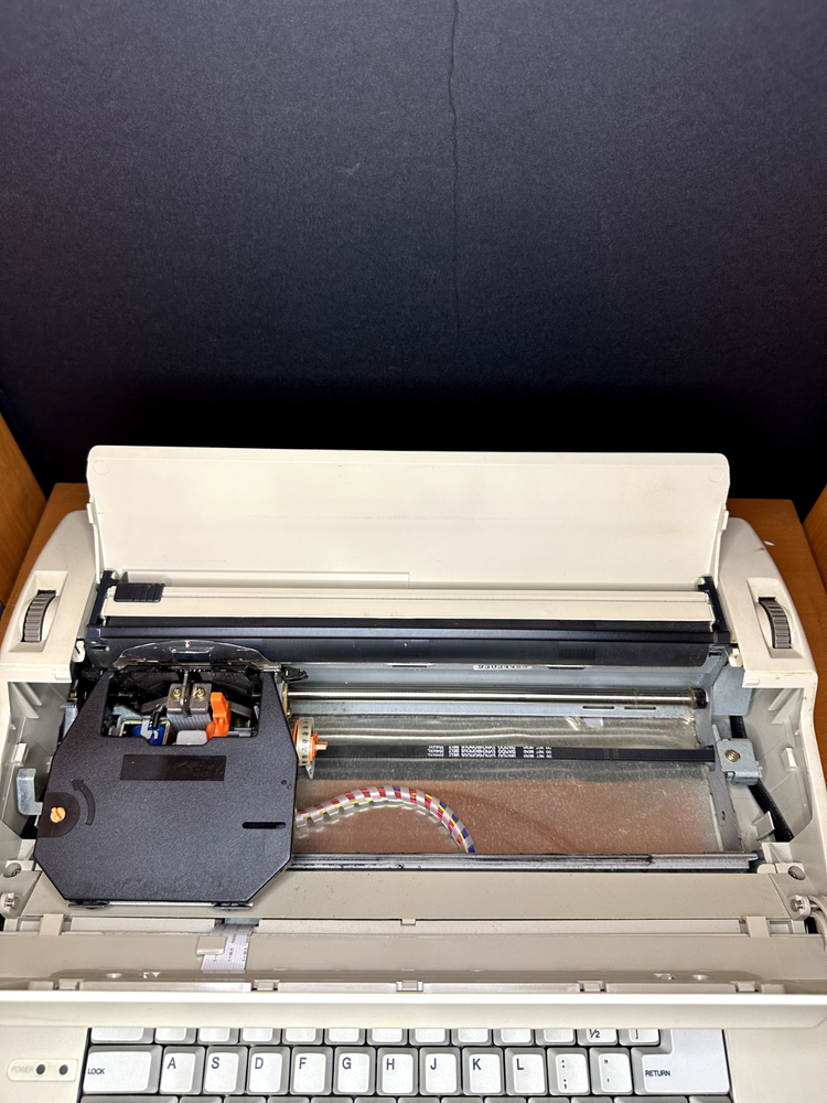 Typewriter Olympia AEG Model XL512 - READ DESCRIPTION