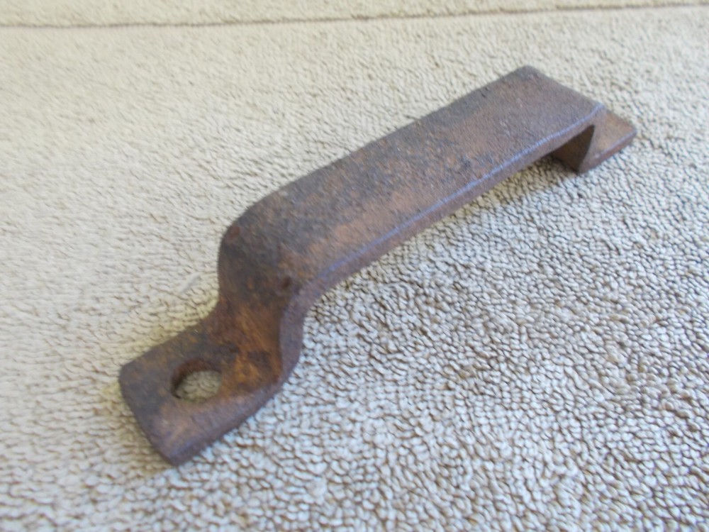 VINTAGE HANDLE CAST IRON DRAWER PULL BARN BLACKSMITH HAND MADE PRIMITIVE