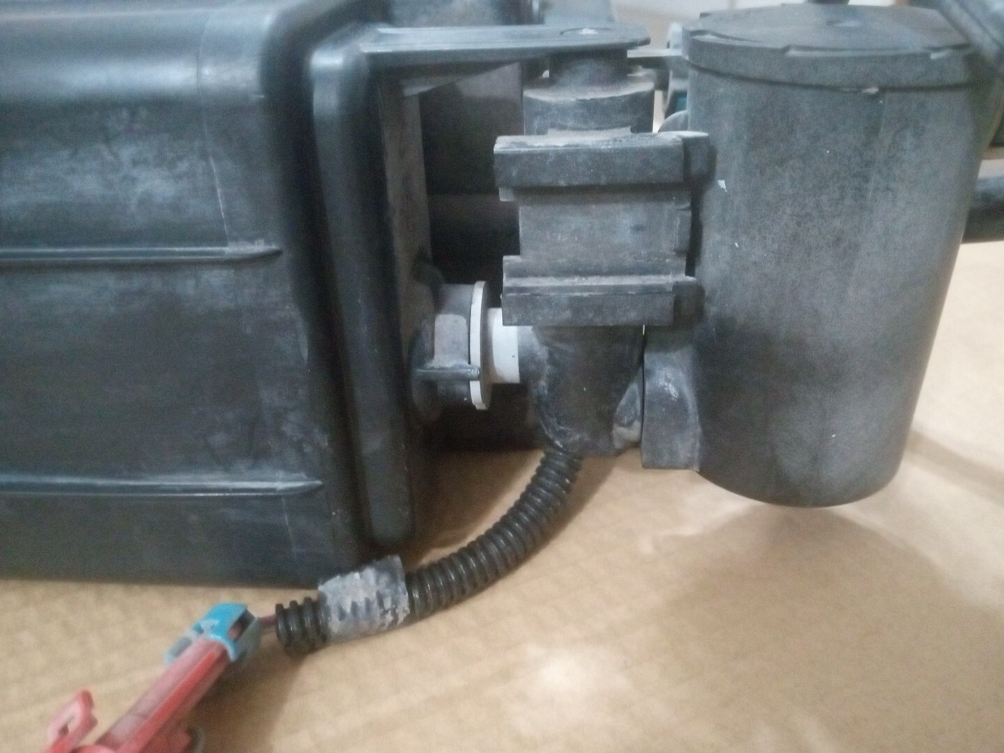 2010-2012 HYUNDAI SANTA FE, 2011-13 KIA SERENTO FUEL VAPOR EMISSIONS 31410-1U000