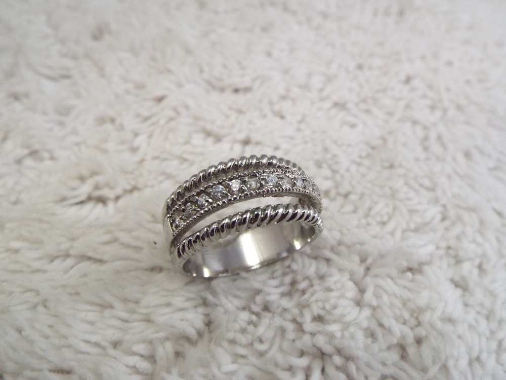Silvertone Rhinestone Ring ~ Size 8 (D14)