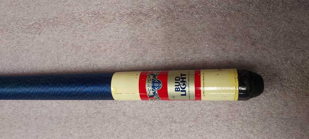 POOL CUE / STICK - BUD LIGHT DESIGN - 20 1/2 OZ WEIGHT