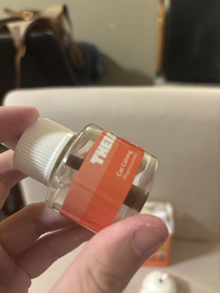 TheraPet Cat Calming Diffuser Kit – Pheromone Plug-In, Only 1 diffuser Bottle!