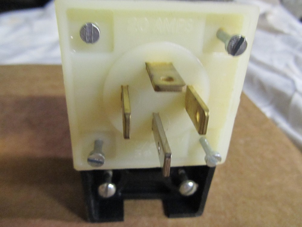 DEAD FRONT ANGLE PLUG 7251C