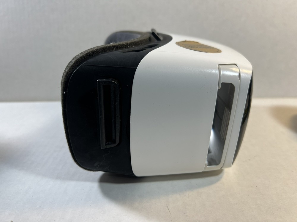 Zeiss VR One Plus virtual reality headset Missing Strap, Perfect Condition
