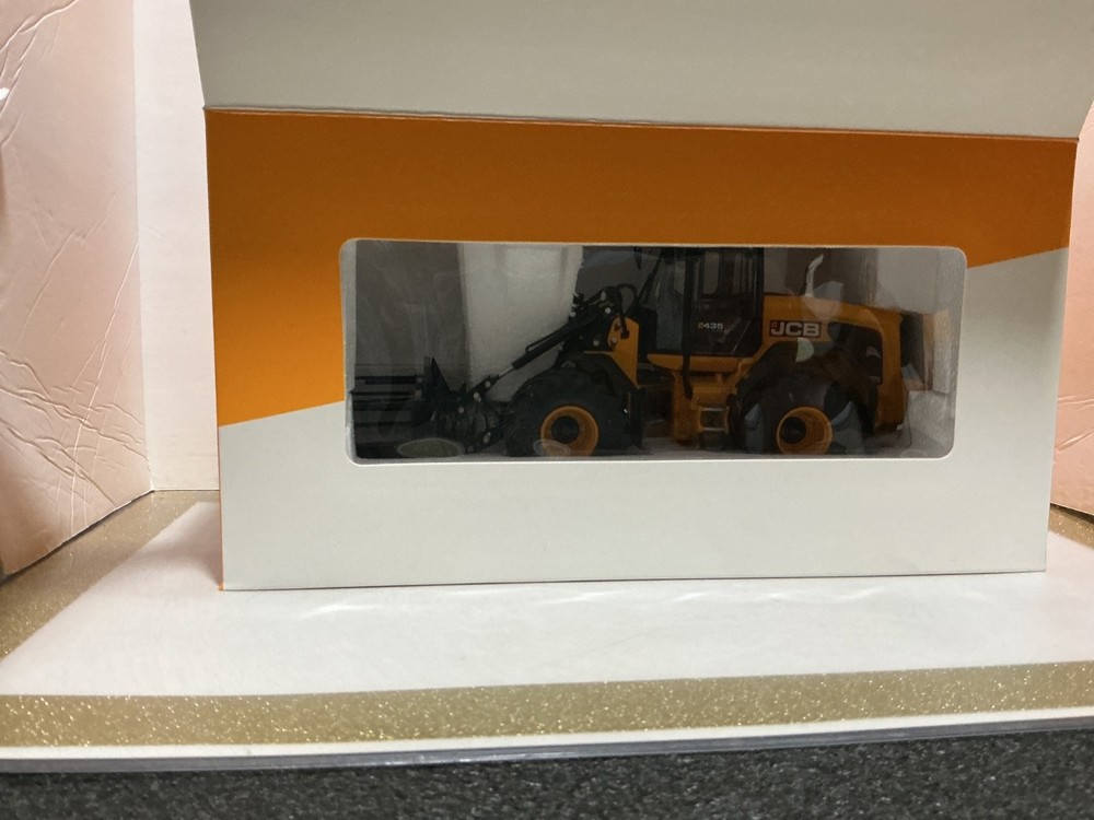 1/32 AT COLLECTIONS JCB 435S STAGE V WHEEL LOADER }