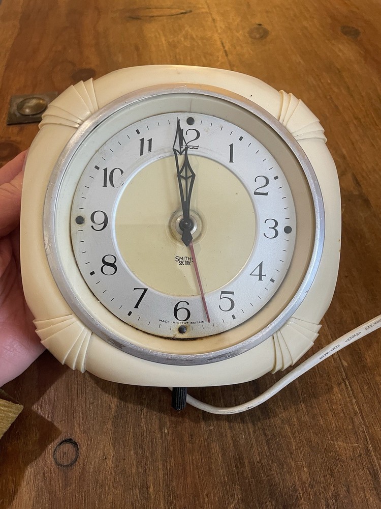 Vintage Bakelite 1950s White/Cream Smiths Sectric kitchen Clock.. Needs Rewiring