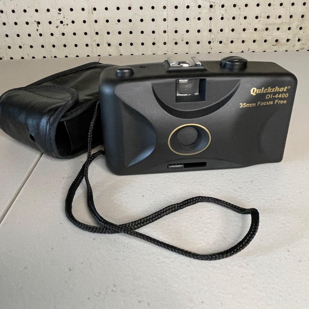 Quickshot DI-4400 Focus Free 35mm Camera with Case Black