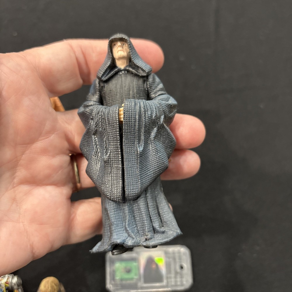 6 Star Wars Figurines & 3 CommTech Chips