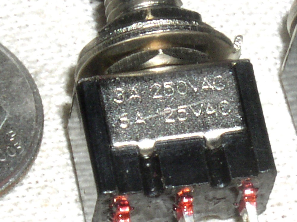 2 MINI SPDT SINGLE POLE ON-OFF-ON TOGGLE SWITCH 125 VAC 6A 6 AMP RUBBER HANDLE