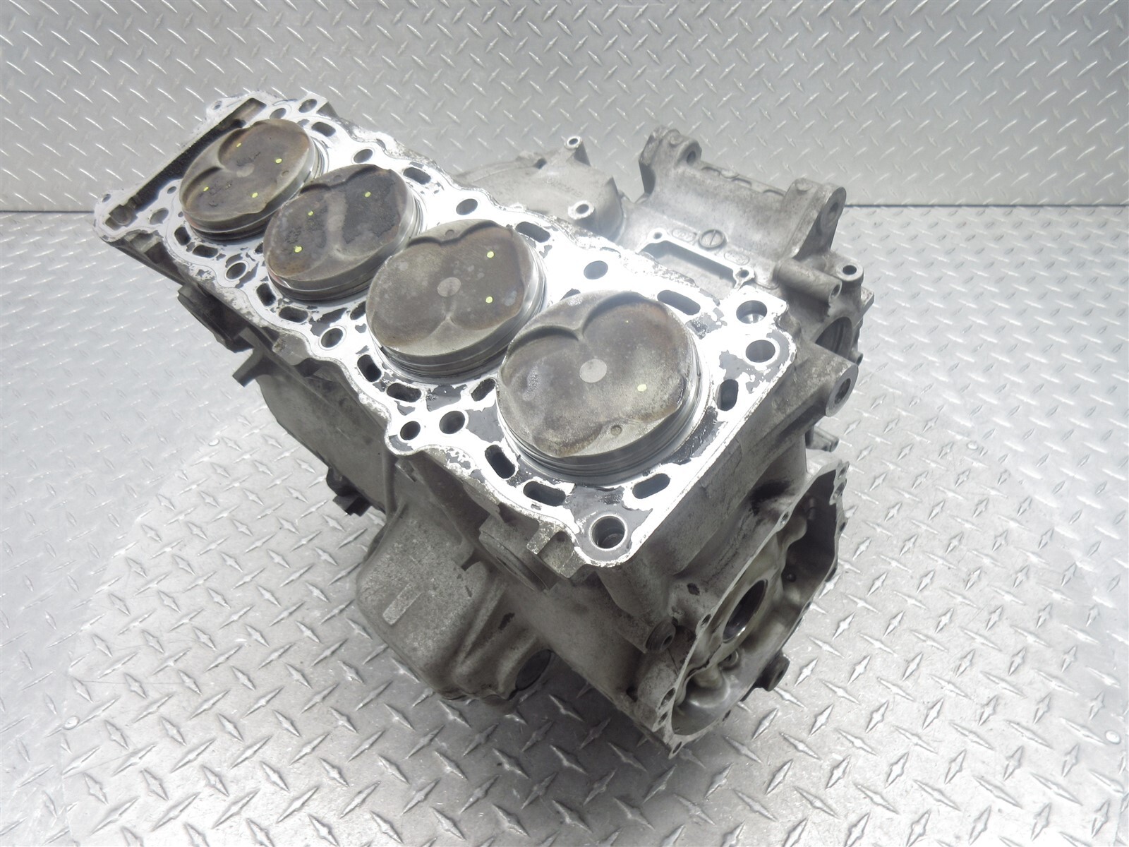 2002 01-02 Suzuki GSXR 1000 GSXR1000 Crankcase Case Engine Motor Block Piston