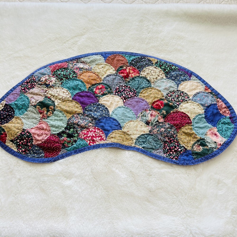Vintage Clam Shell Design Quilted Runner Table topper quilt.