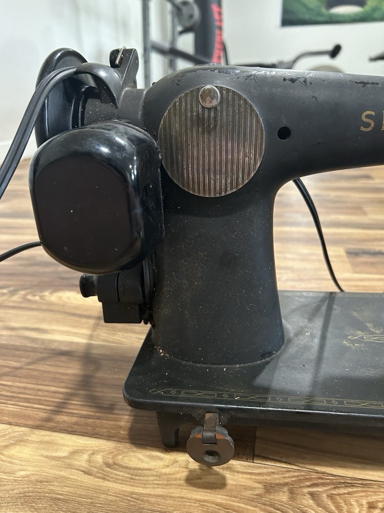 VINTAGE 40’s 50’s SINGER Sewing Machine