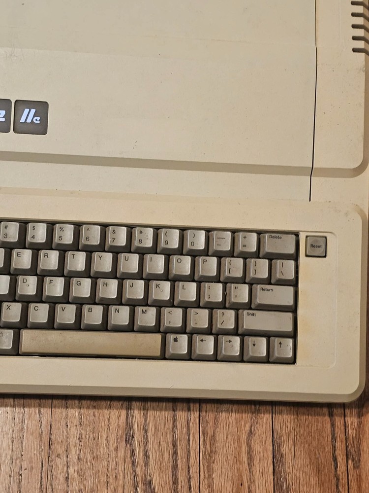Vintage APPLE IIe A2S2064 Desktop Computer Clean - Tech Special Powers Beeps