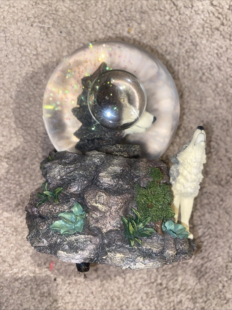 Winter Wolf Pack Snow Music Globe ..Lone Wolf (2000)