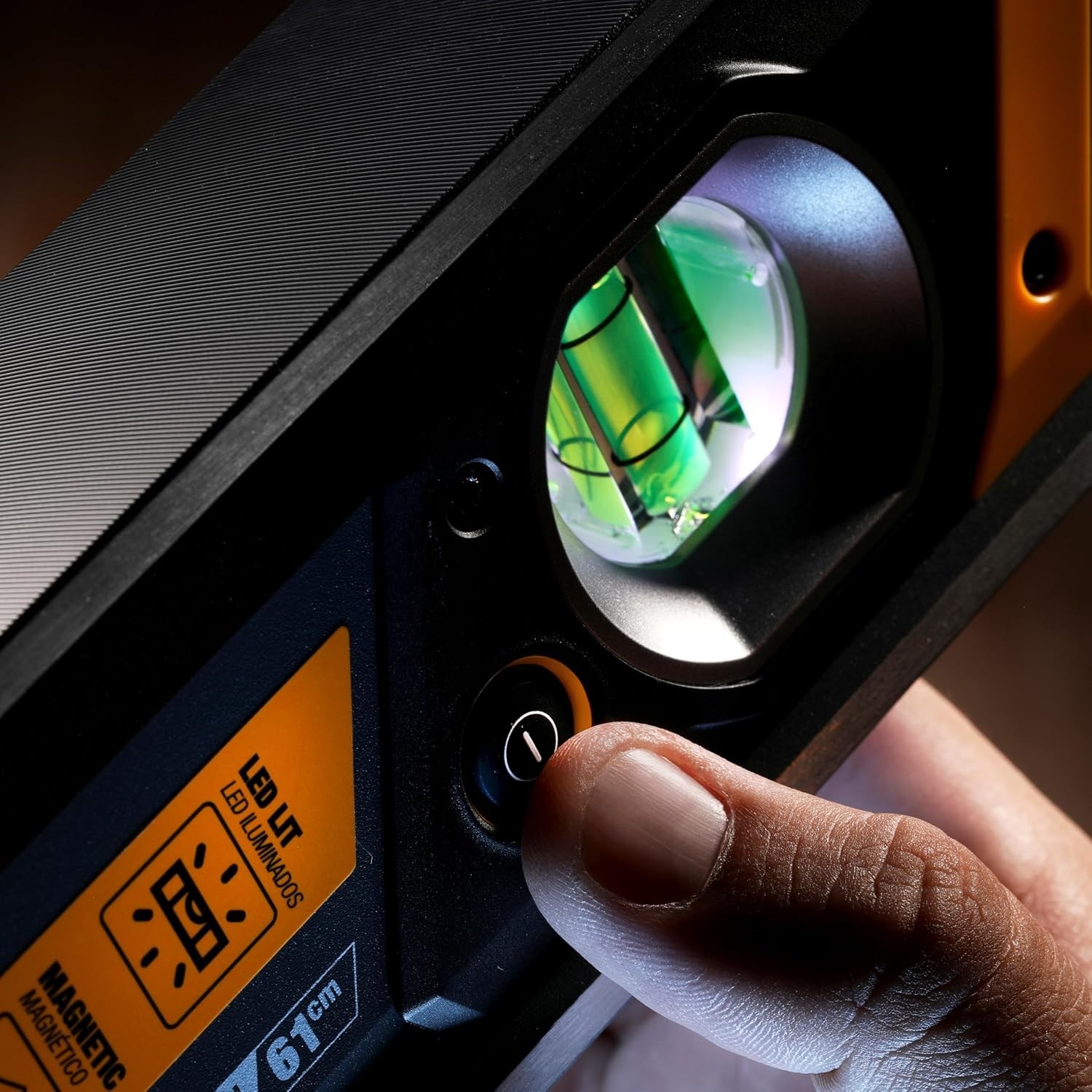 ToughBuilt – 24" Magnetic Lit Box Level