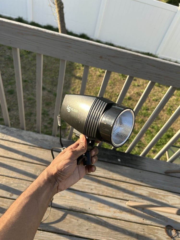 LS Flash monolight studio strobe light, AC 100V–130V, 50/60Hz with cords