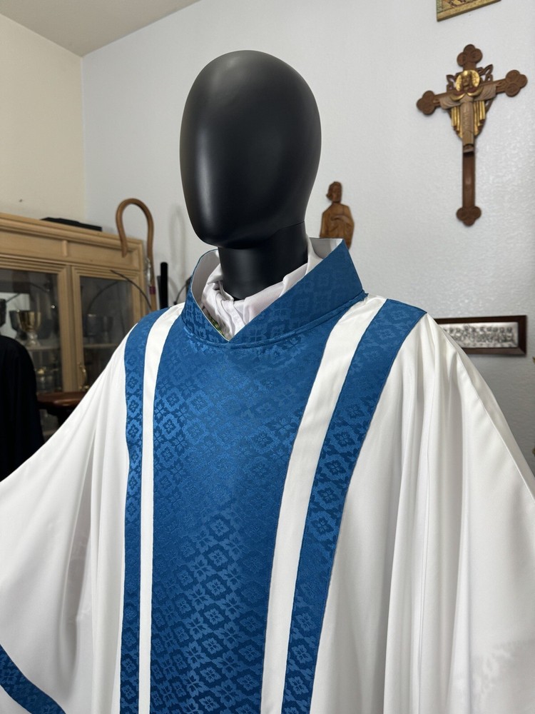 WHITE IVORY VESTMENT CHASUBLE & STOLE
