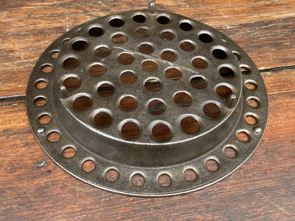 Gate Marked Eccentric Pot/Kettle Trivet