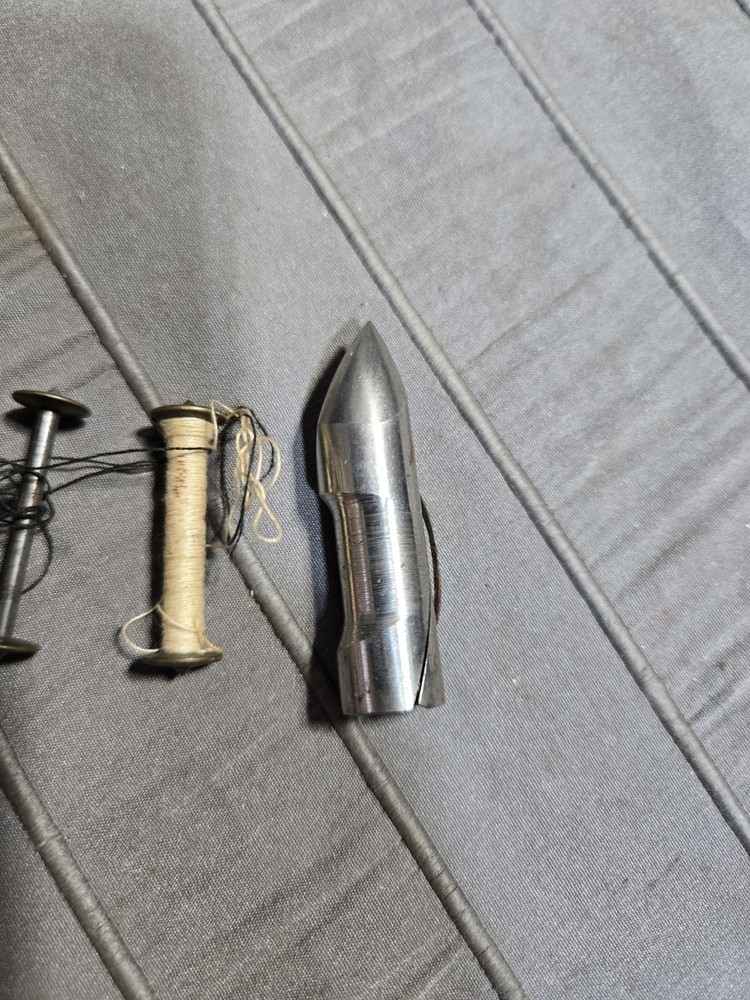 VINTAGE SINGER SEWING MACHINE BULLET SHUTTLE