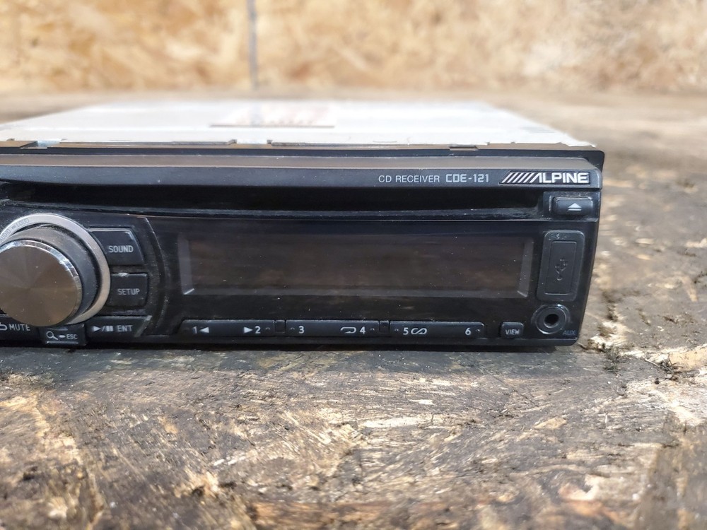 Alpine CDE-121 Radio Head Unit