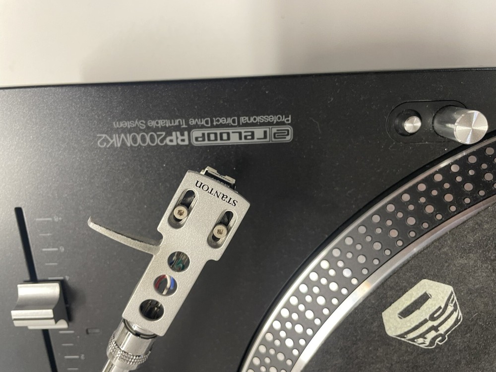 Reloop RP-2000 mk2 Direct Drive Turntable & Road Ready Vintage Case Setup