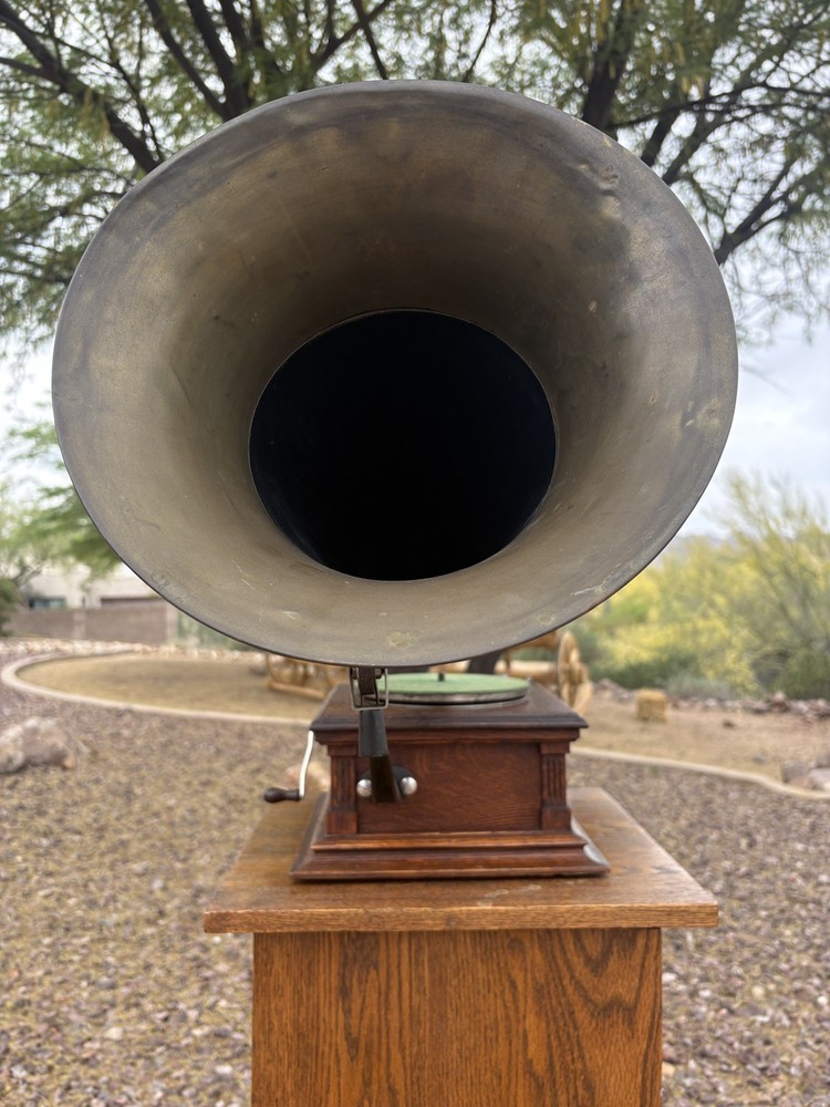 Victor E ( Monarch Junior) Phonograph with Front-Mounted Brass Horn