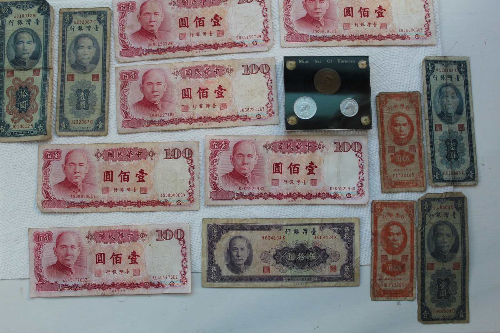 China (Taiwan) Banknotes and coins, 100Y (6), 50Y (1), 10Y(1), 1Y (2), 50C (2)