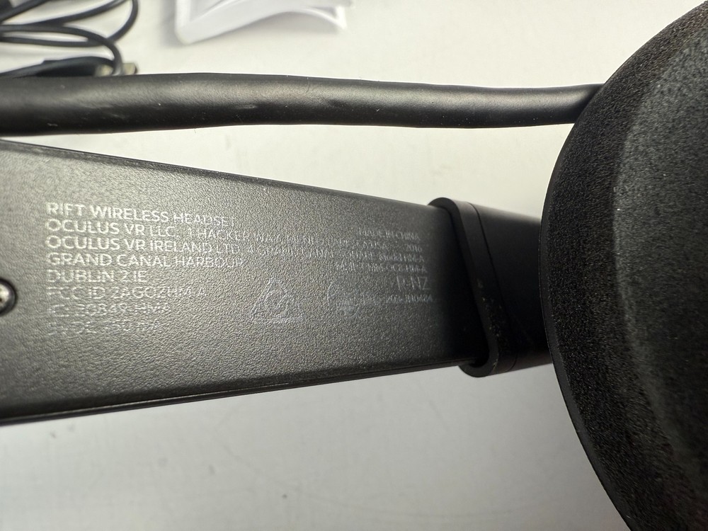 Oculus Rift CV1 VR Headset with Sensor, Cables & Box (No Controllers)