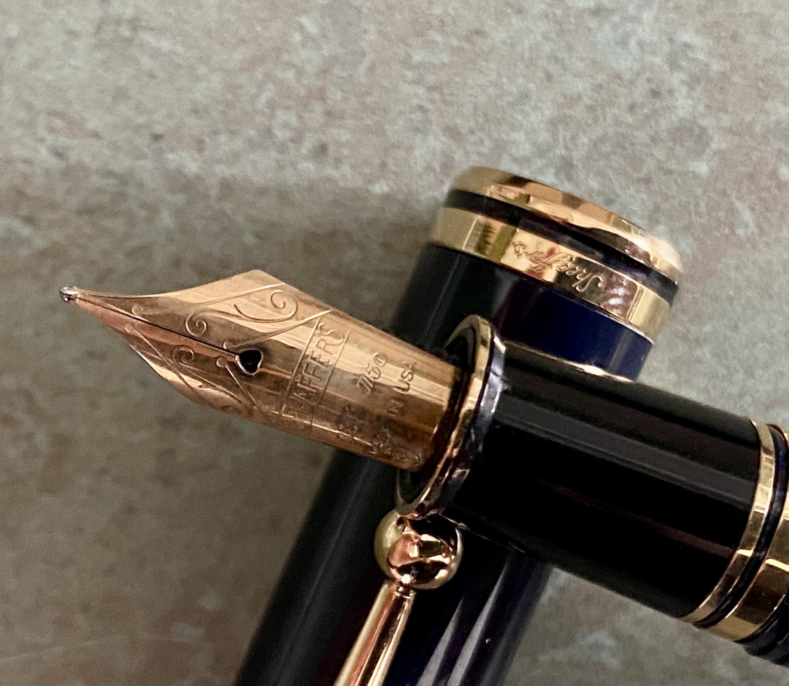 Sheaffer Connaiseur Fountain Pen 18k Fine Point Nib Black Pen