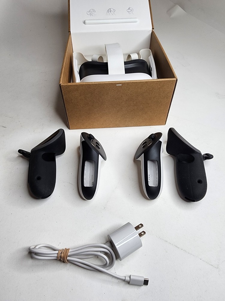 Meta Oculus Quest 3 VR Headset 128GB Headset W/ Controllers + Box
